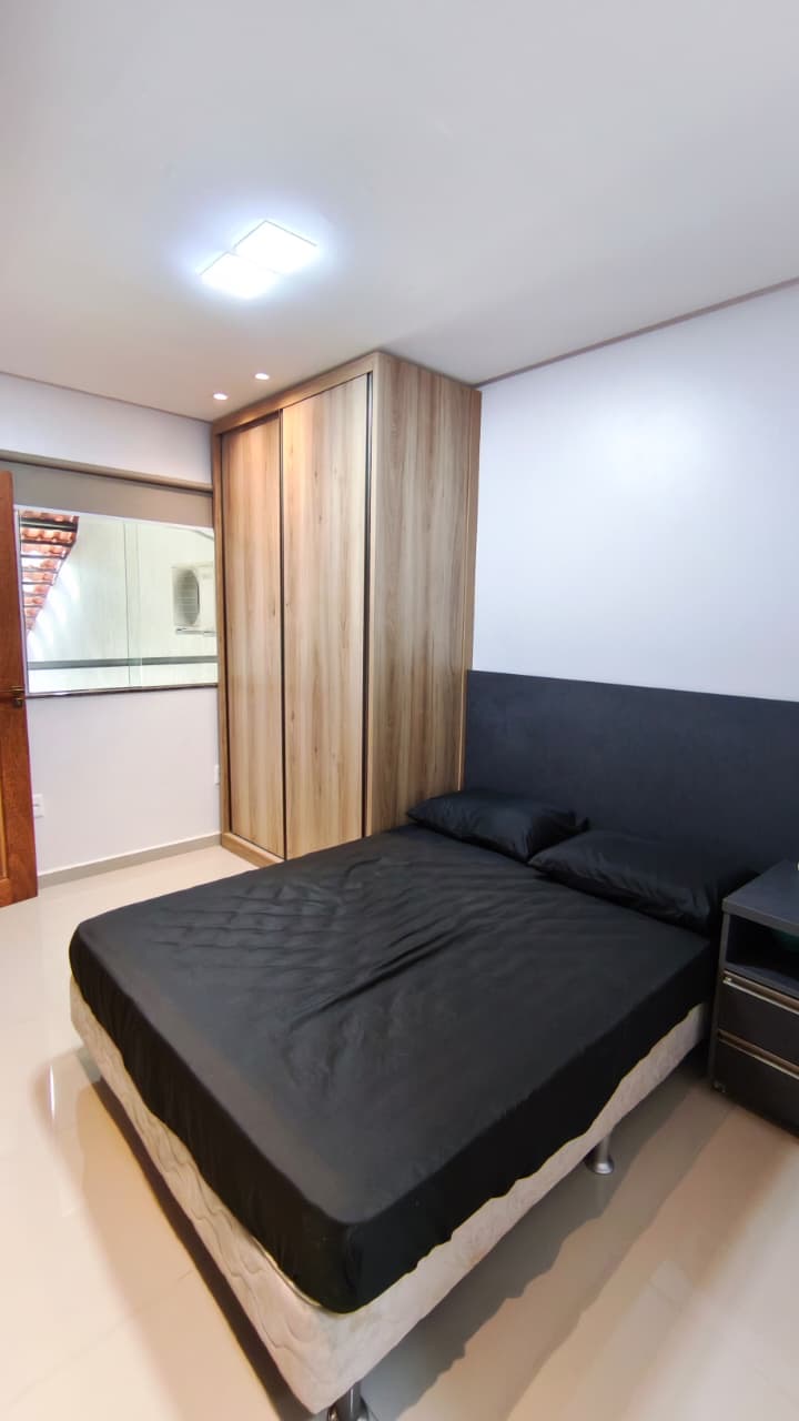 d8f04559-54f3-48cd-82f9-d81304226700